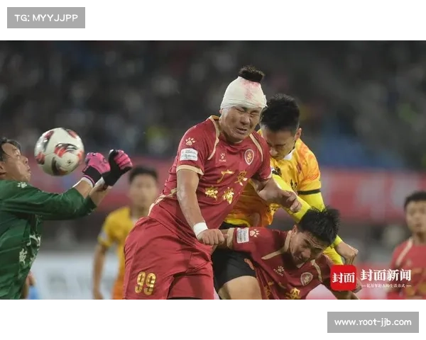 “绷带缠头”仍死磕到底，成都球员胡志星获主场球迷致敬