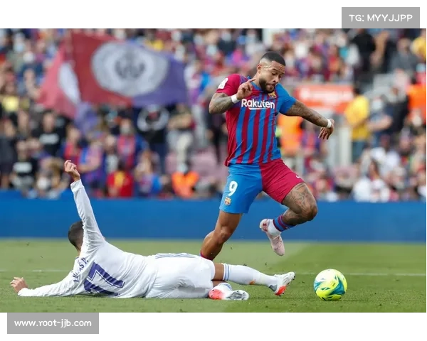 维尼修斯单刀被吹引争议，裁判判罚推人犯规在先