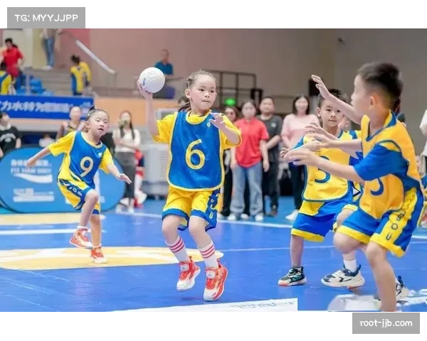 手球比赛现场氛围热烈，家庭观众比例显著增加