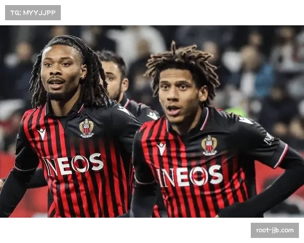 即时：尼斯球员托迪博犯规送点，经VAR复核后主裁维持原判